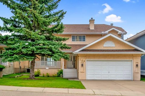 208 Coral Shores Bay NE Calgary AB T3J 3J6
