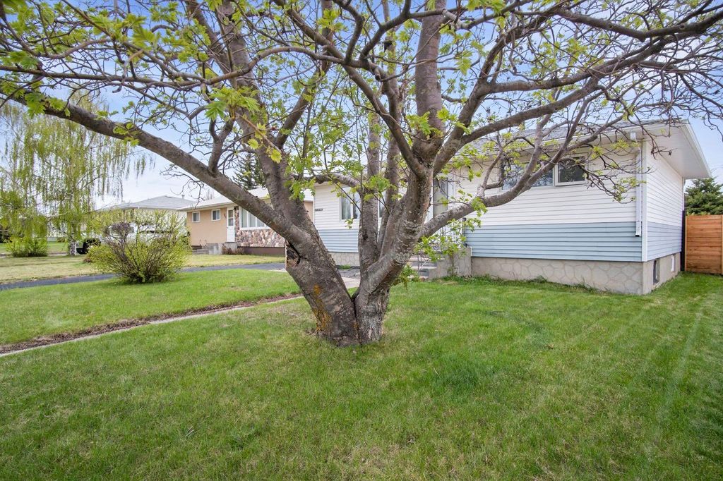 Photo of 5417 50 Street, Olds, AB T4H 1J1 (MLS # A2324897)