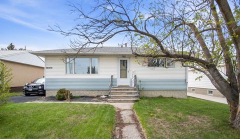 Photo of 5417 50 Street, Olds, AB T4H 1J1 (MLS # A2324897)
