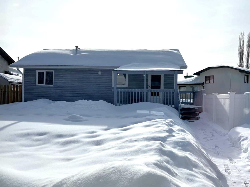 Photo of 28 STEWARD Drive, Whitecourt, AB T7S 1R1 (MLS # A2289456)