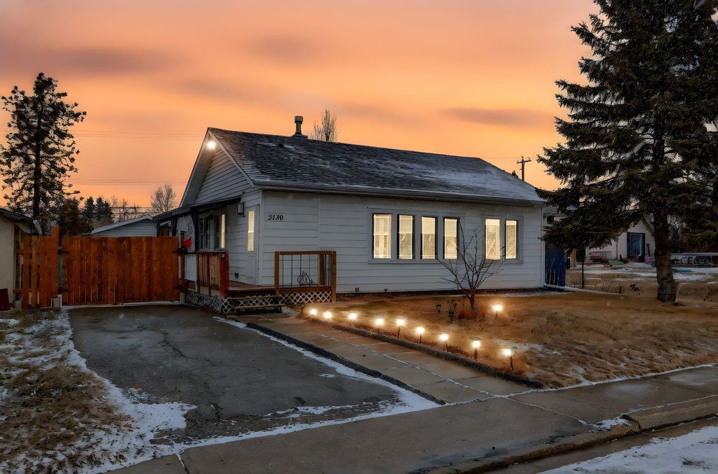 Photo of 2130 20 Avenue, Bowden, AB T0M 0K0 (MLS # A2296528)