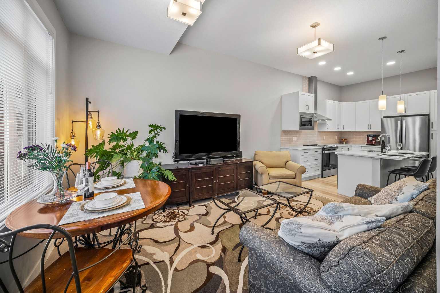 210 Crestbrook Common SW