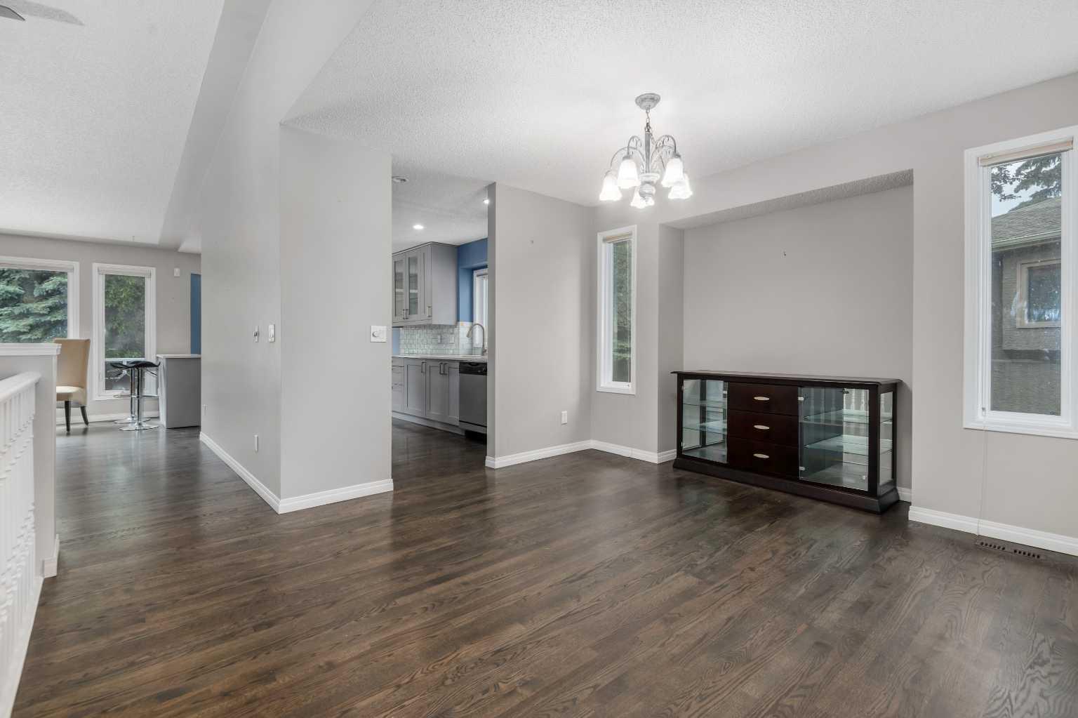 220 Silver Creek Mews NW