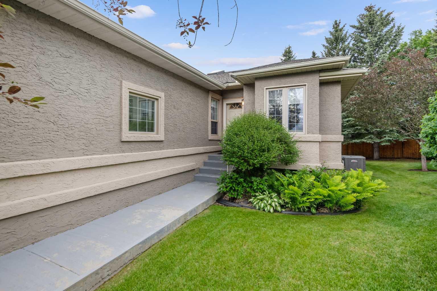 220 Silver Creek Mews NW