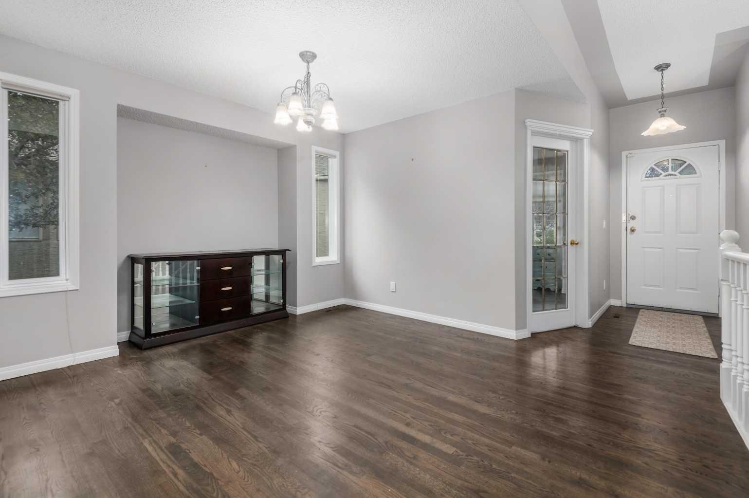 220 Silver Creek Mews NW