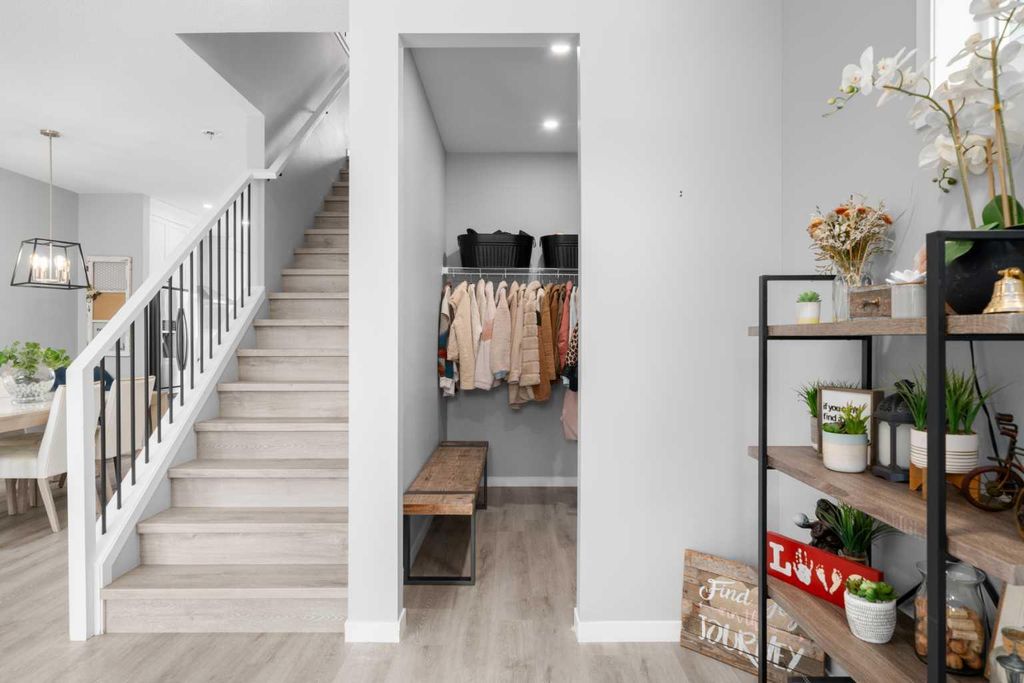 Photo of 92 Wolf Gate, Okotoks, AB T1S 5T9 (MLS # A2288264)