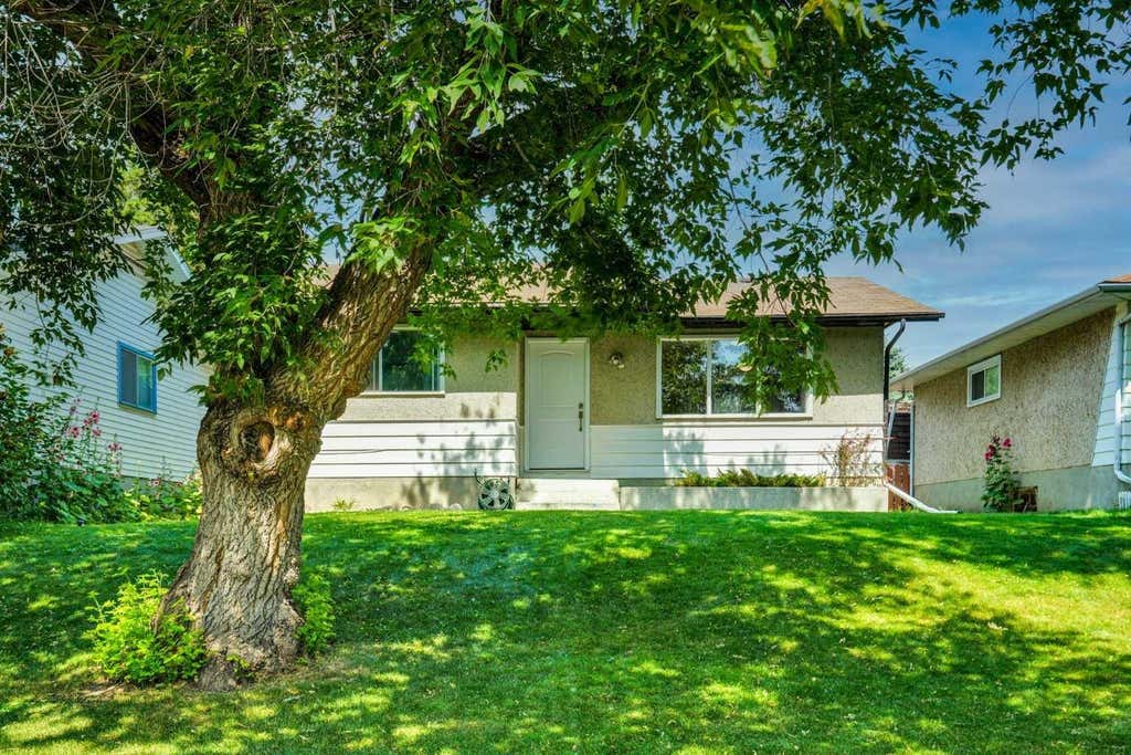 Photo of 3257 32A Avenue SE, Calgary, AB T2B 0J6 (MLS # A2331061)