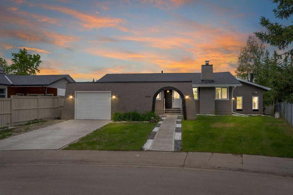 Photo of 2930 Oakmoor Crescent SW, Calgary, AB T2V 3Z7 (MLS # A2335752)