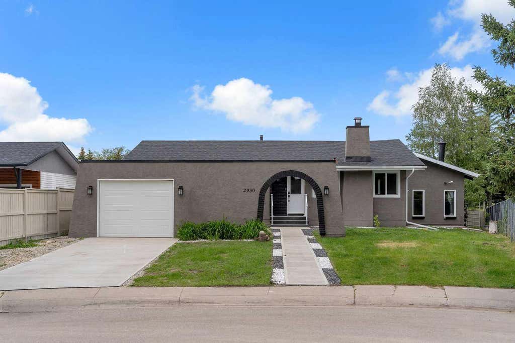 Photo of 2930 Oakmoor Crescent SW, Calgary, AB T2V 3Z7 (MLS # A2335752)
