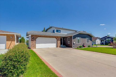 Photo of 4804 44 Street, Innisfail, AB T4G 1M7 (MLS # A2313383)
