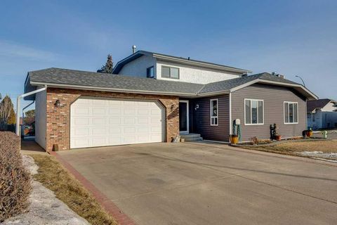 Photo of 4804 44 Street, Innisfail, AB T4G 1M7 (MLS # A2313383)