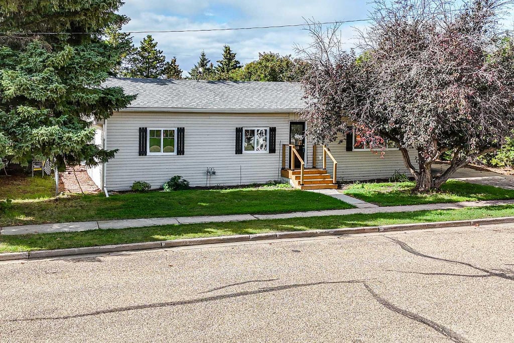 Photo of 4818 47 Street, Killam, AB T0B 2L0 (MLS # A2337738)
