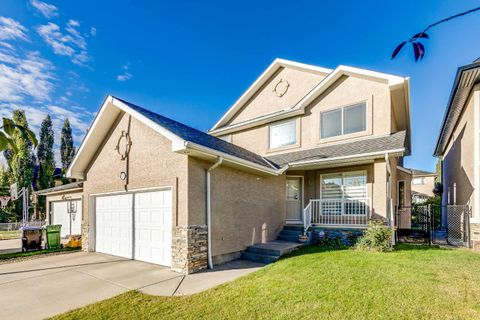 Photo of 7 Everglade Circle SW, Calgary, AB T2Y 4M7 (MLS # A2263037) Photo of 7 Everglade Circle SW, Calgary, AB T2Y 4M7 (MLS # A2263037)