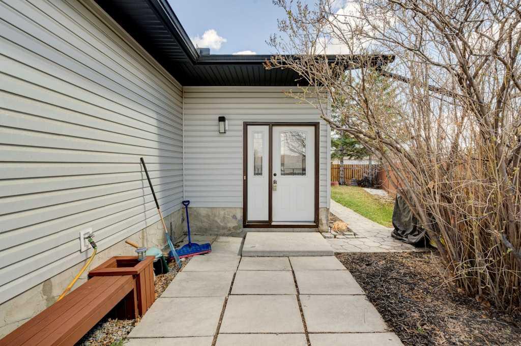 27 Rundlelawn Court NE