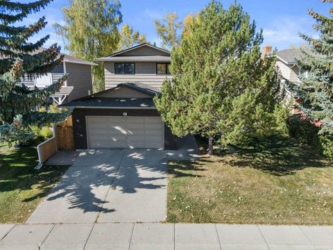 Photo of 47 Woodmont Way SW, Calgary, AB T2W 4L7 (MLS # A2260483) Photo of 47 Woodmont Way SW, Calgary, AB T2W 4L7 (MLS # A2260483)