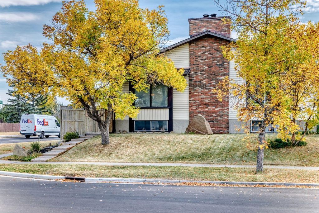 Photo of 8432 Berkley Road NW, Calgary, AB T3K 1B4 (MLS # A2275001)