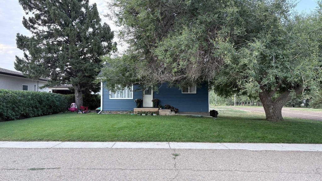 Photo of 139 9 Avenue W, Bow Island, AB T0K 0G0 (MLS # A2341128)
