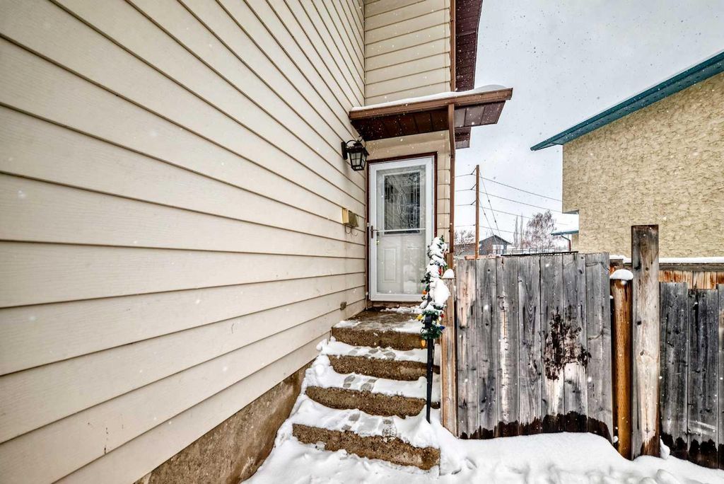 Photo of 139 Bermuda Drive NW, Calgary, AB T3K 1H6 (MLS # A2297613)