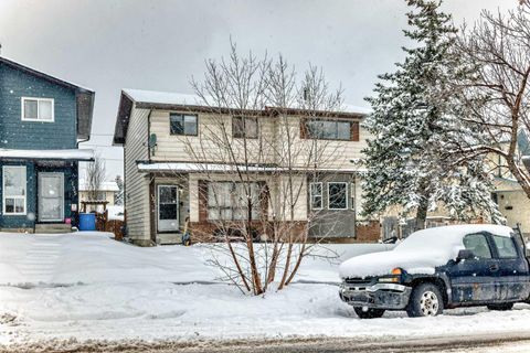 Photo of 139 Bermuda Drive NW, Calgary, AB T3K 1H6 (MLS # A2297613)