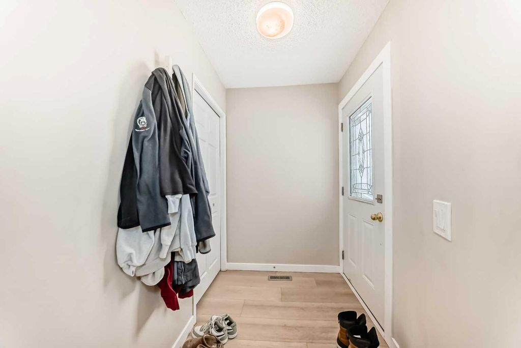 Photo of 139 Bermuda Drive NW, Calgary, AB T3K 1H6 (MLS # A2297613)