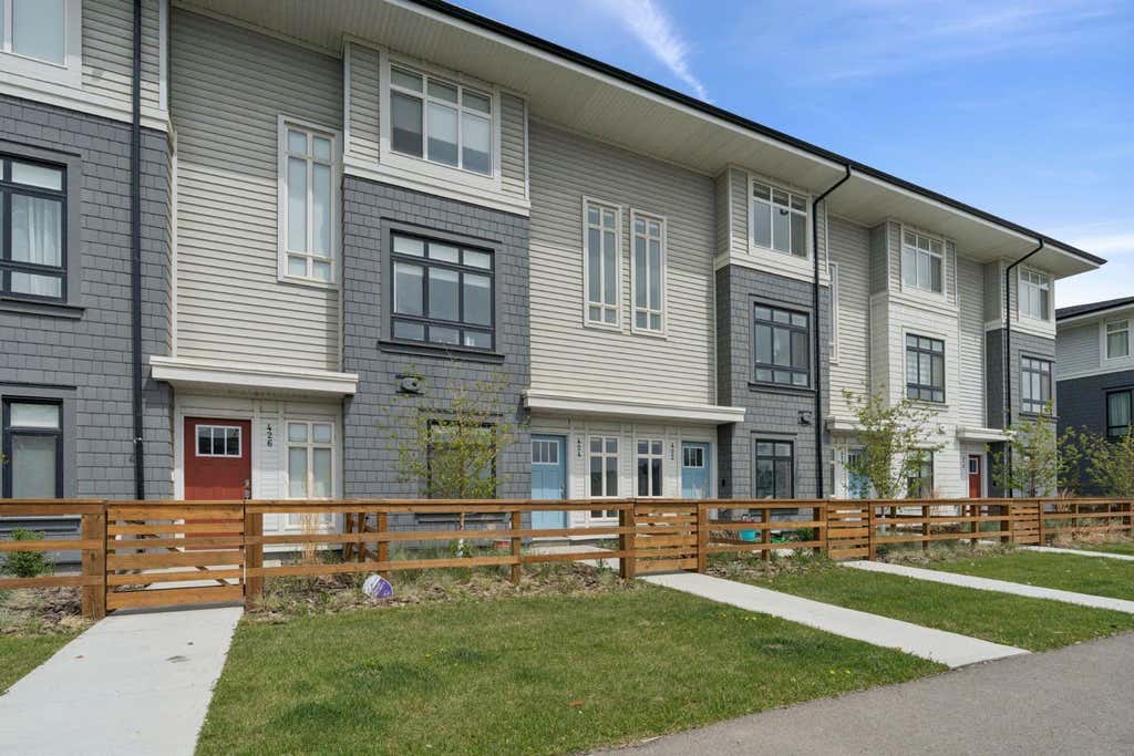 Photo of 424 210 Avenue SW, Calgary, AB T0L 0X0 (MLS # A2324555)