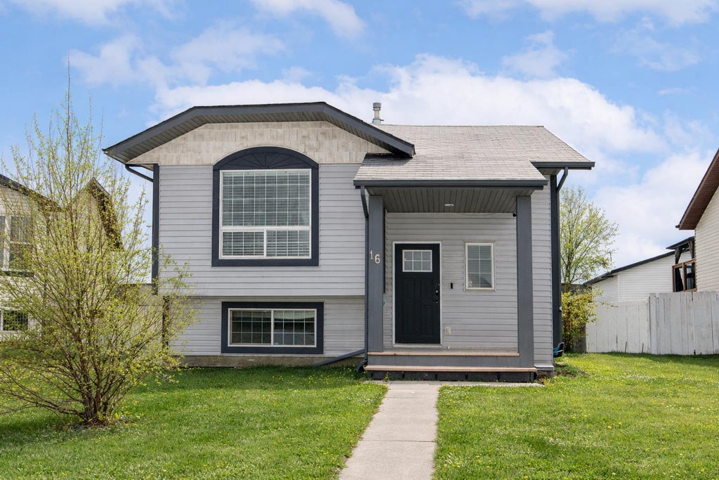 Photo of 16 Johnson Close, Penhold, AB T0M 0R1 (MLS # A2310651)