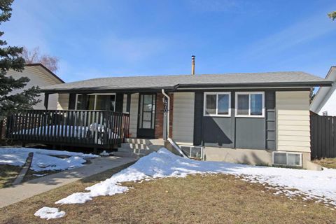 Photo of 4704 31 Avenue NE, Calgary, AB T1Y 1G9 (MLS # A2304318)