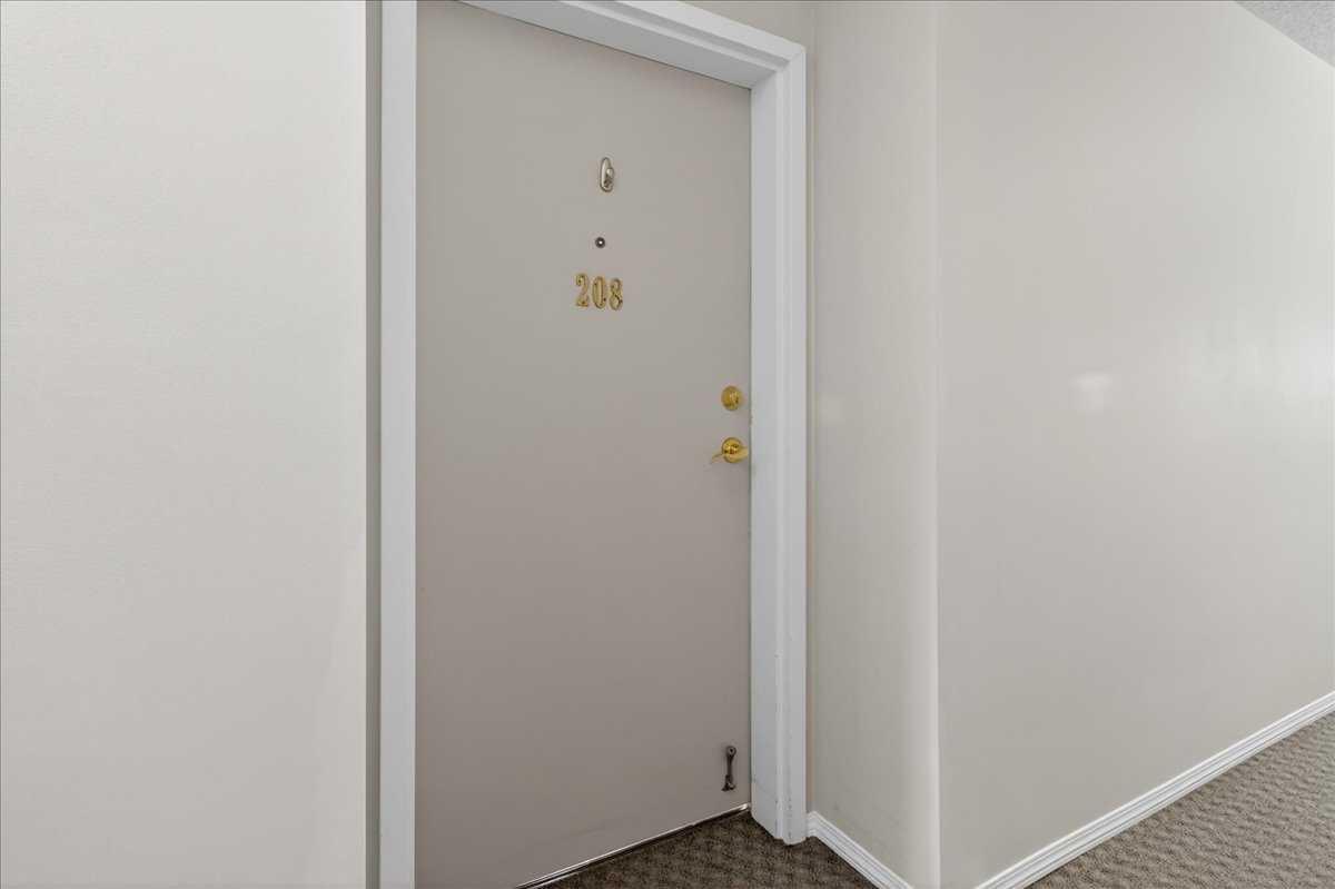 102 Centre Street 208