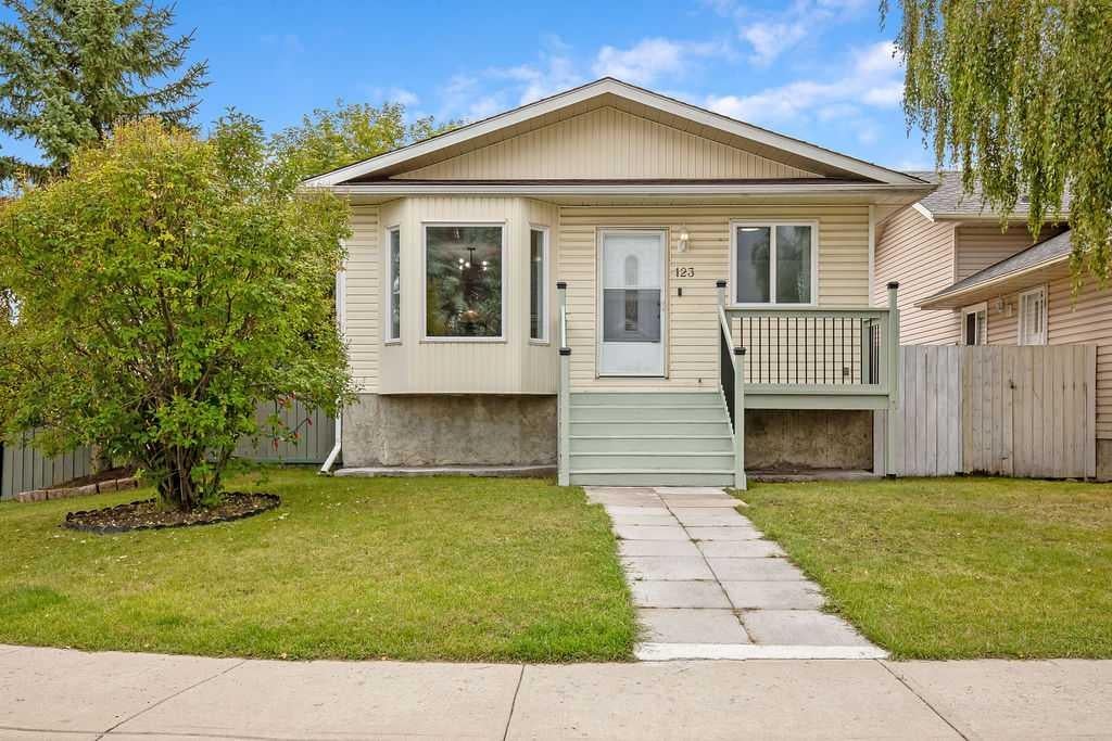 Photo of 123 Shawglen Rise SW, Calgary, AB T2Y 1Z3 (MLS # A2338790)