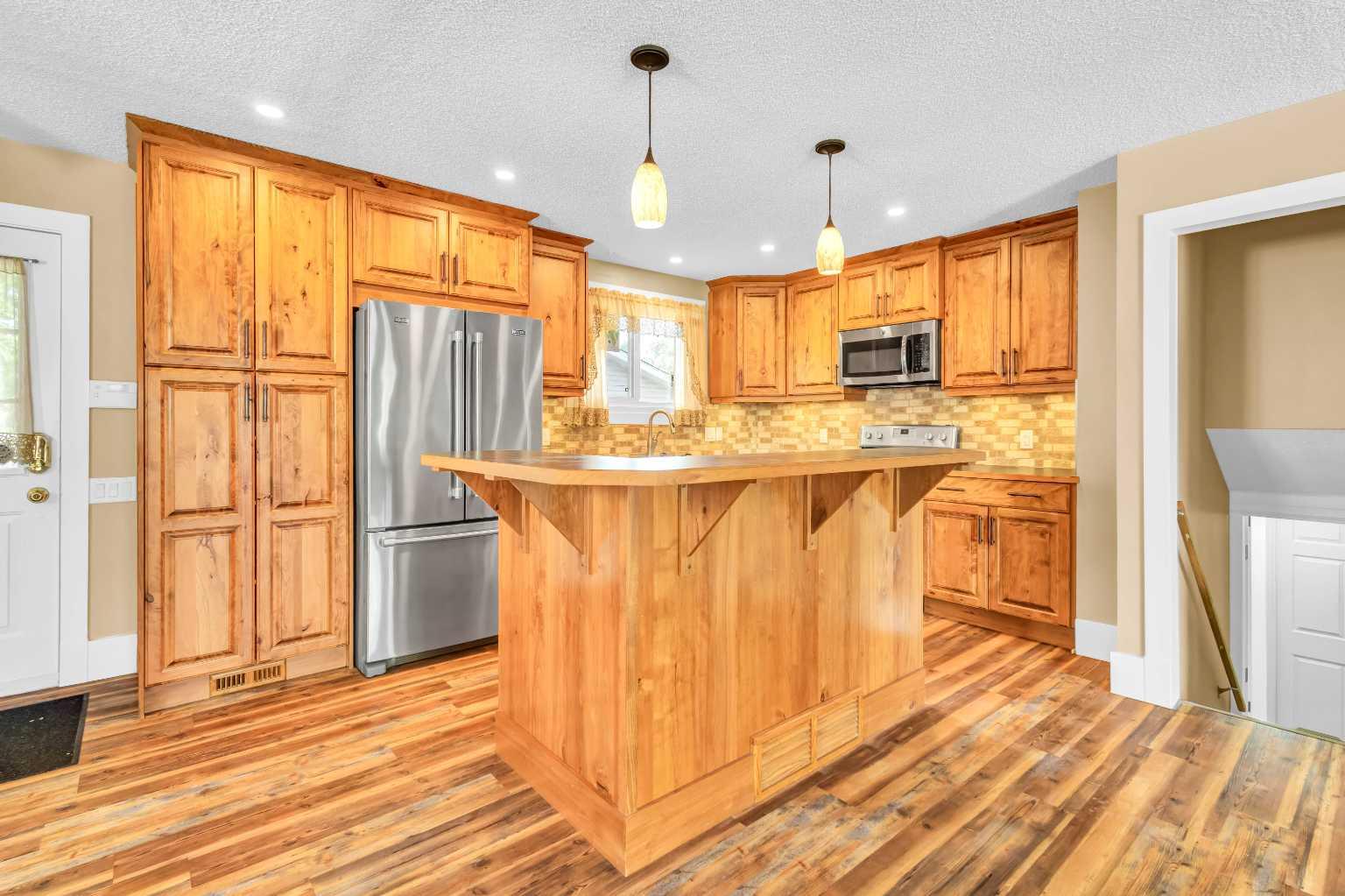 236 Queen Tamara Way SE