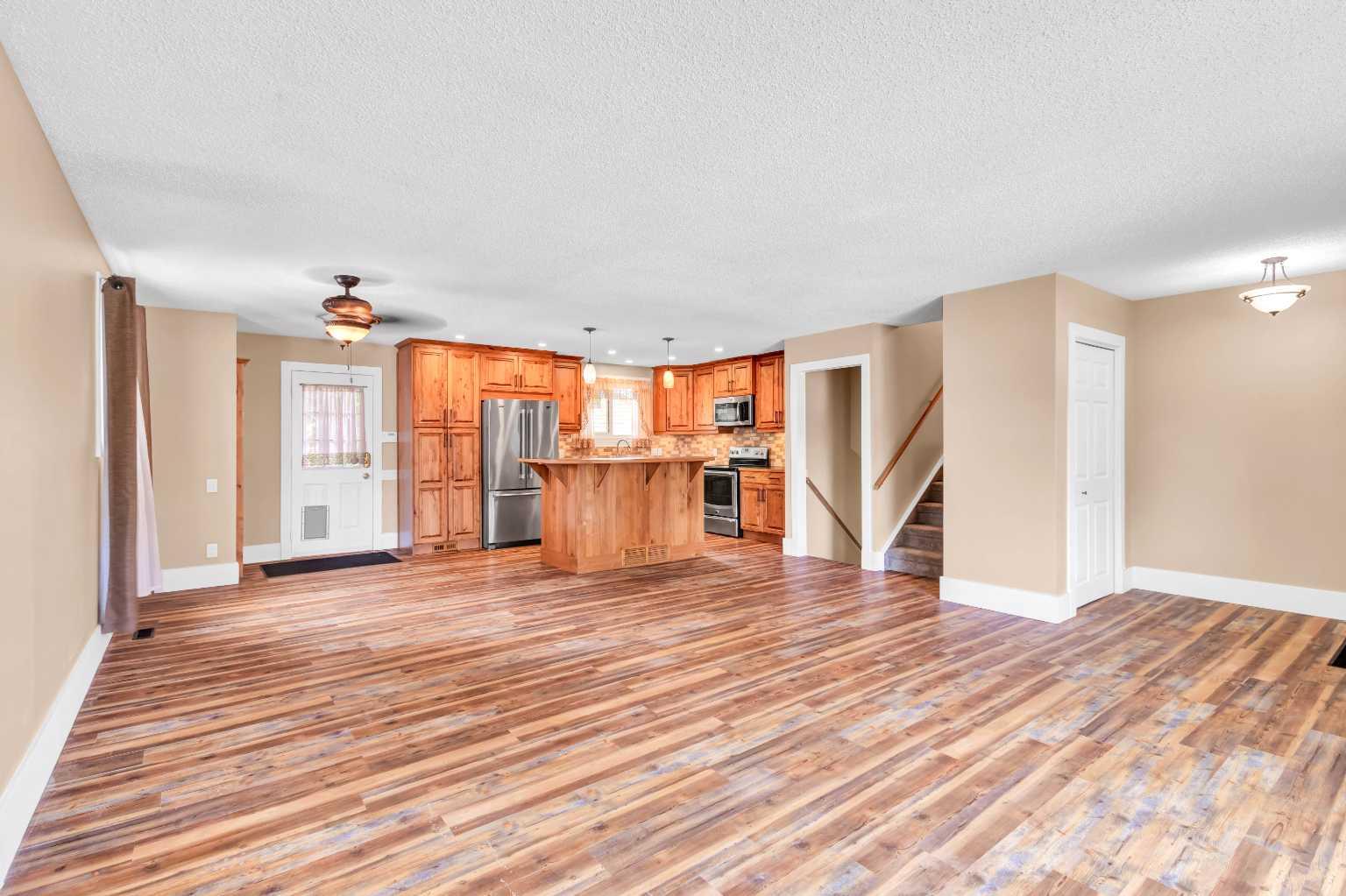 236 Queen Tamara Way SE