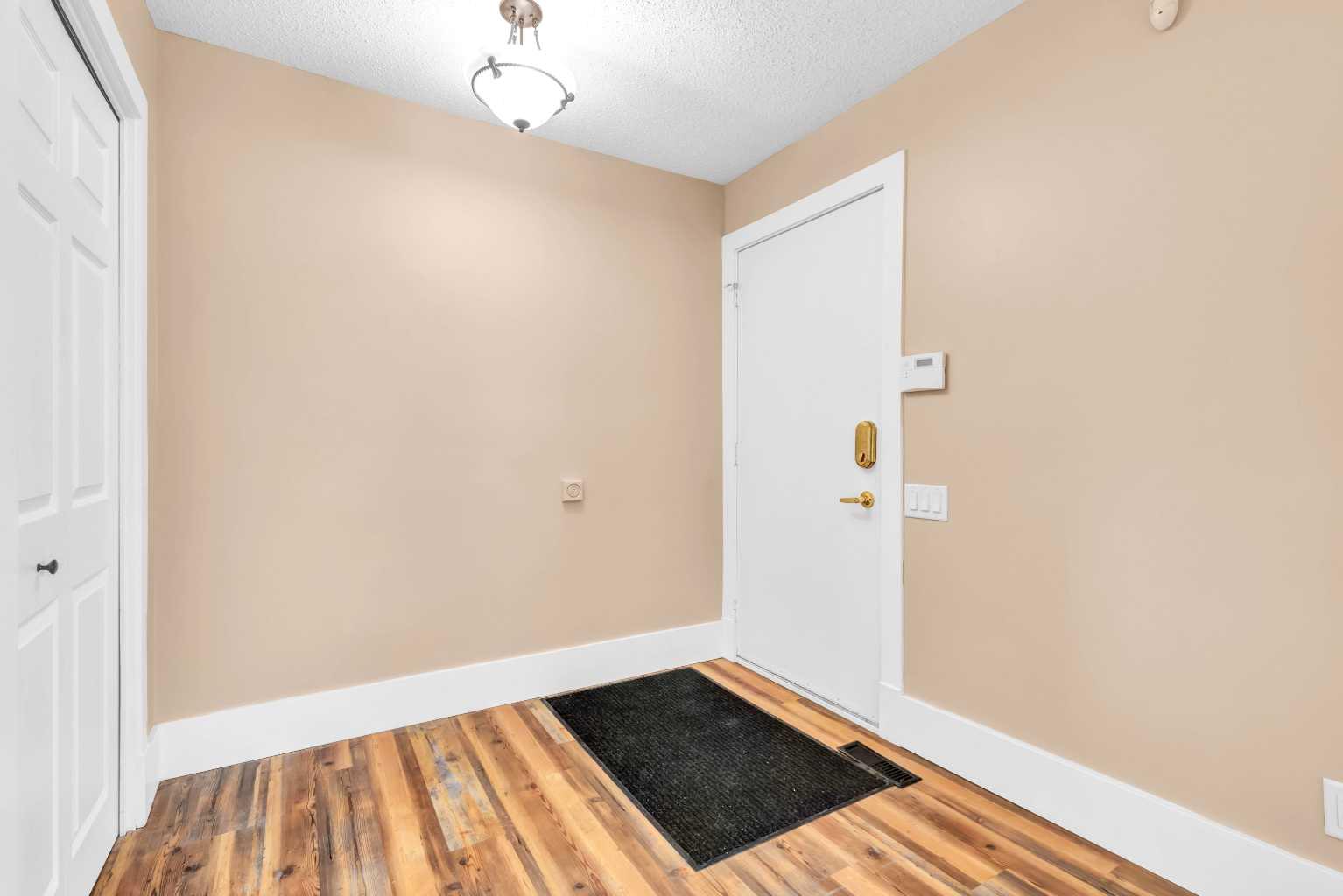 236 Queen Tamara Way SE