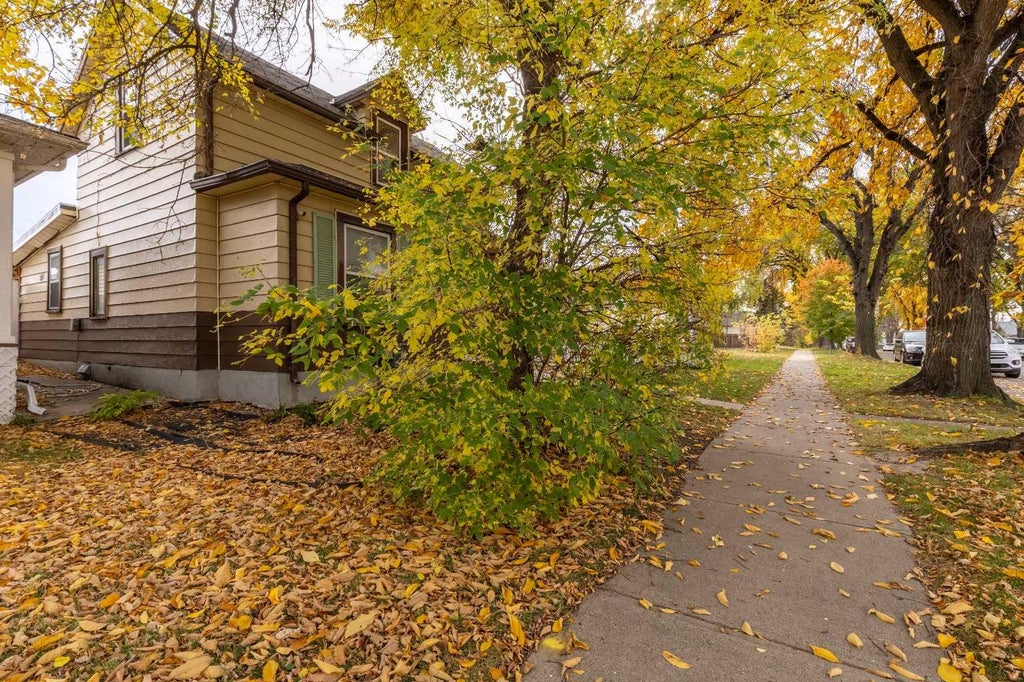 Photo of 447 20 Street N, Lethbridge, AB T1H 3N2 (MLS # A2351584)