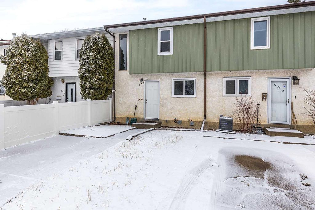 Photo of 905 Clennel Crescent SE, Medicine Hat, AB T1B 1Y6 (MLS # A2292931)