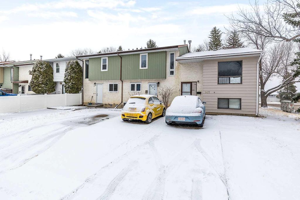 Photo of 905 Clennel Crescent SE, Medicine Hat, AB T1B 1Y6 (MLS # A2292931)