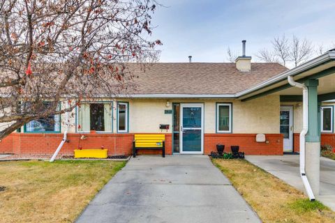 2848 Dovely Park SE Calgary AB T2B 3G9