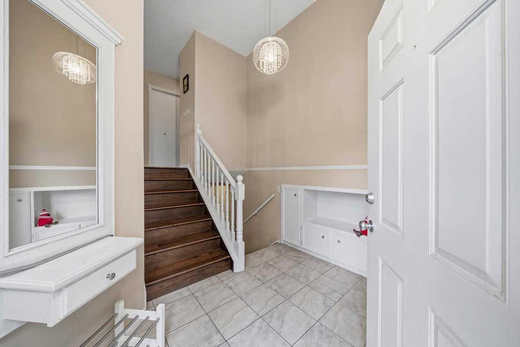 Photo of 36 Shannon Circle SW, Calgary, AB T2Y 2K4 (MLS # A2337762)