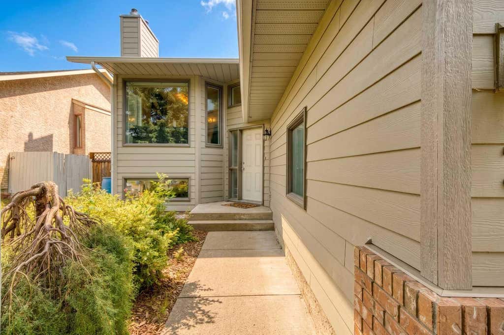 Photo of 36 Shannon Circle SW, Calgary, AB T2Y 2K4 (MLS # A2337762)