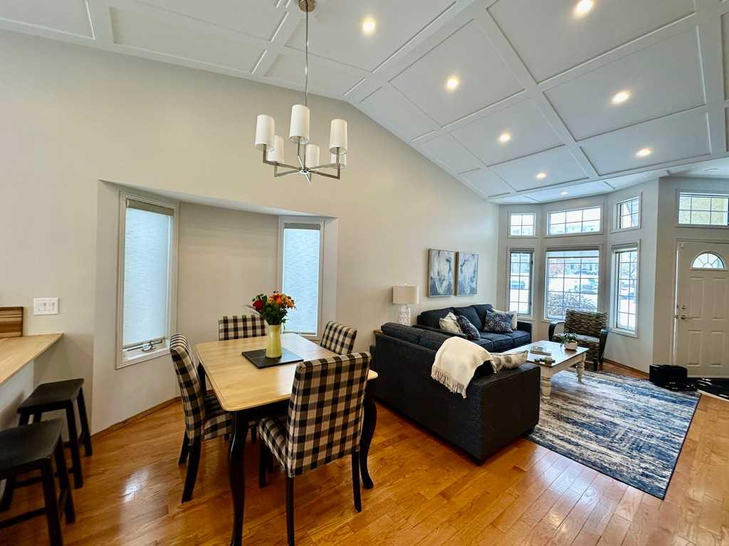 211 Canyon Boulevard W