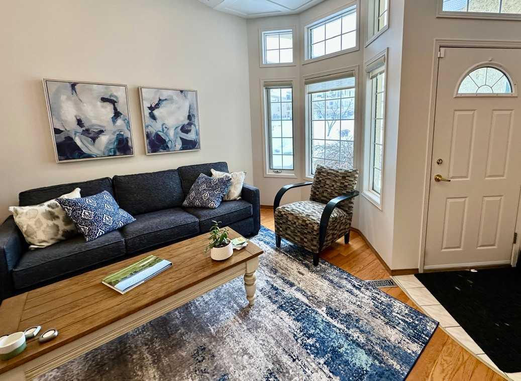 211 Canyon Boulevard W