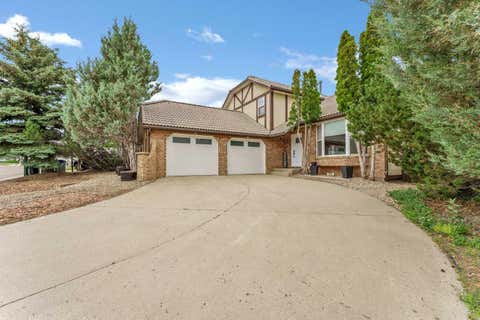 Photo of 8 Ross View Bay SE, Medicine Hat, AB T1B 3H9 (MLS # A2327352)