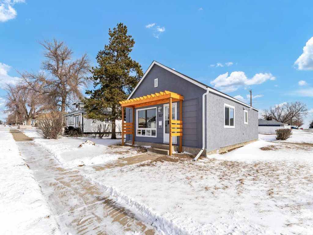 Photo of 537 3 Street SE, Redcliff, AB T0J 2P0 (MLS # A2287647)