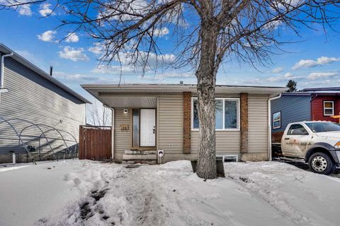 139 Castleglen Way NE Calgary AB T3J 1V2