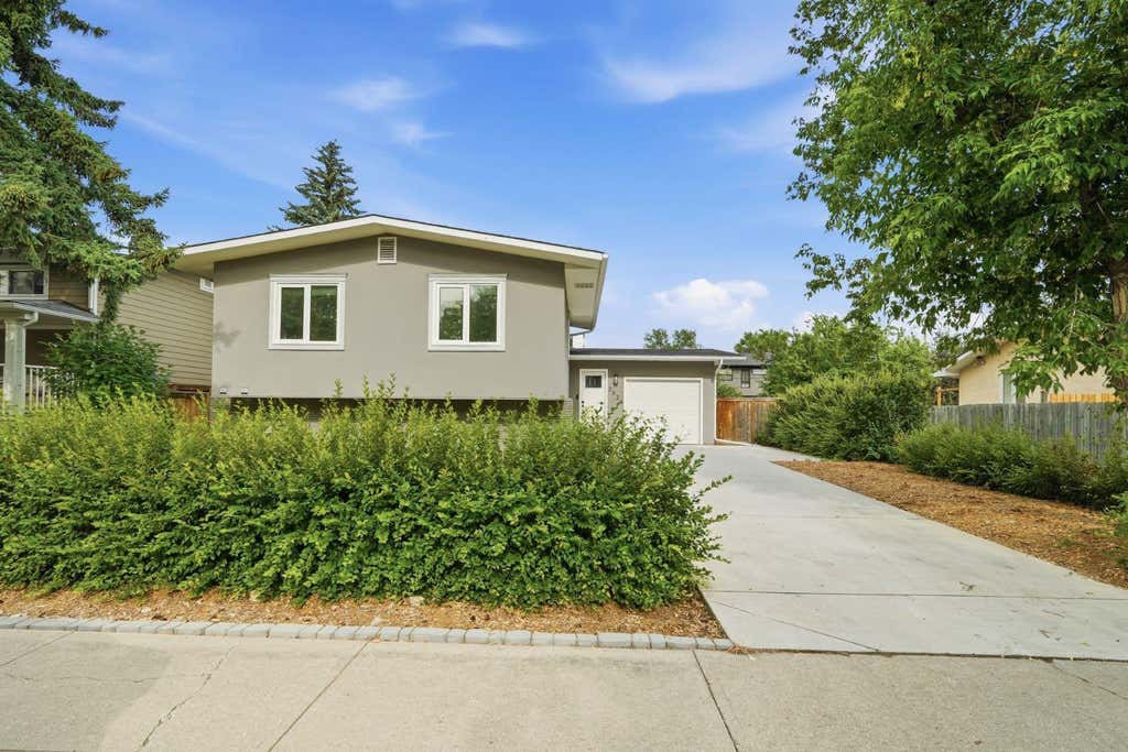 Photo of 2924 Lathom Crescent SW, Calgary, AB T3E 5W7 (MLS # A2328796)