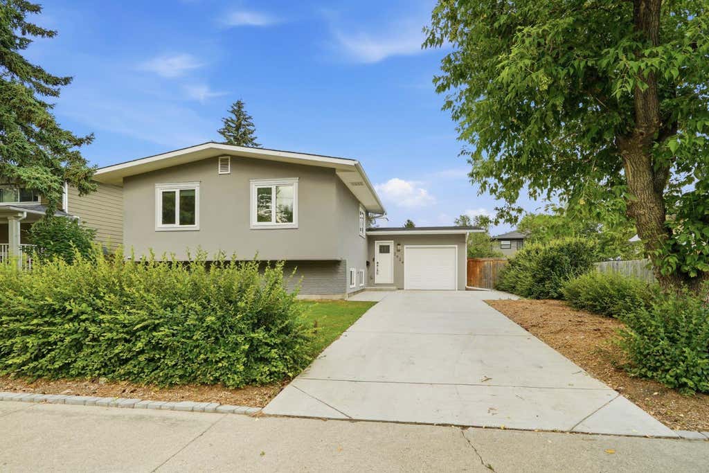 Photo of 2924 Lathom Crescent SW, Calgary, AB T3E 5W7 (MLS # A2328796)
