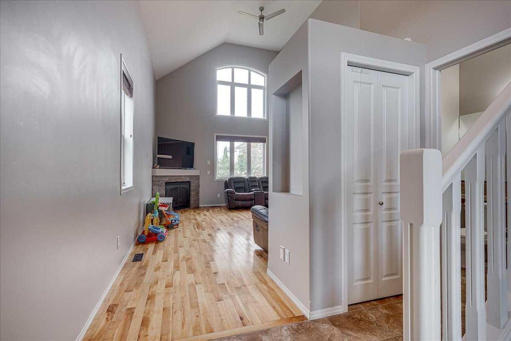 Photo of 135 Inglewood Drive, Red Deer, AB T4R 0A5 (MLS # A2337061)