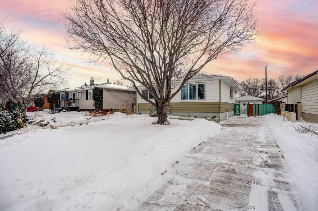 Photo of 417 27 Street S, Lethbridge, AB T1J 3S1 (MLS # A2275866)