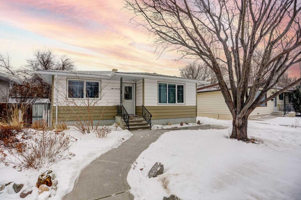 Photo of 417 27 Street S, Lethbridge, AB T1J 3S1 (MLS # A2275866)