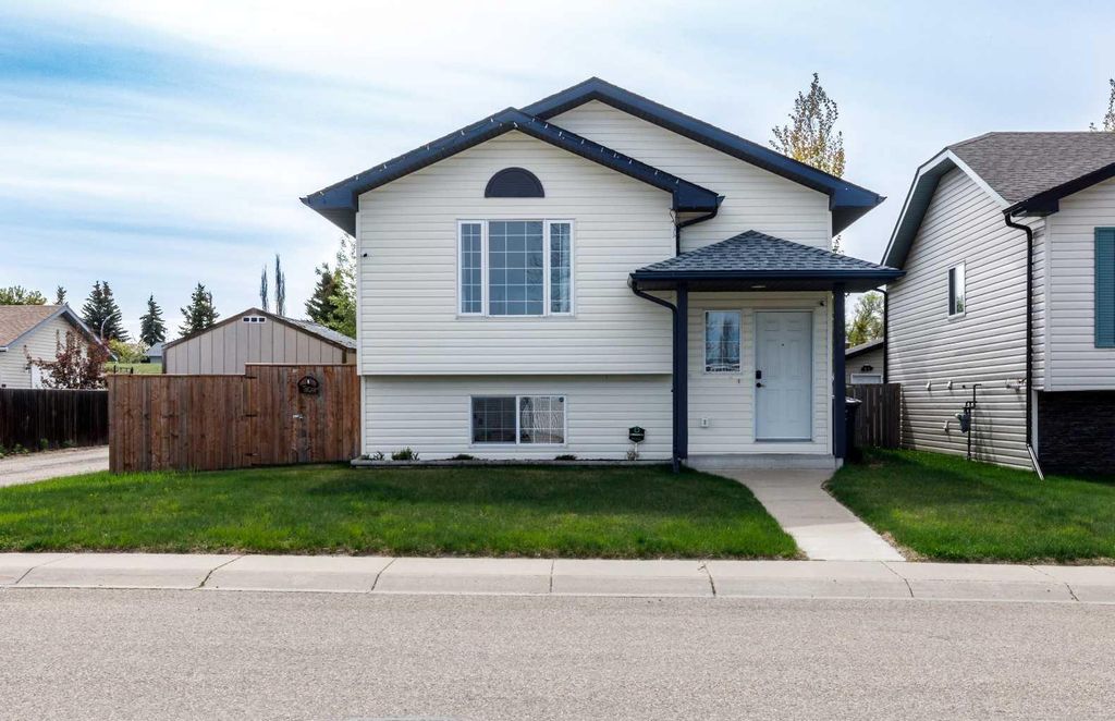 Photo of 4458 54A Avenue, Innisfail, AB T4G 1Y3 (MLS # A2314178)