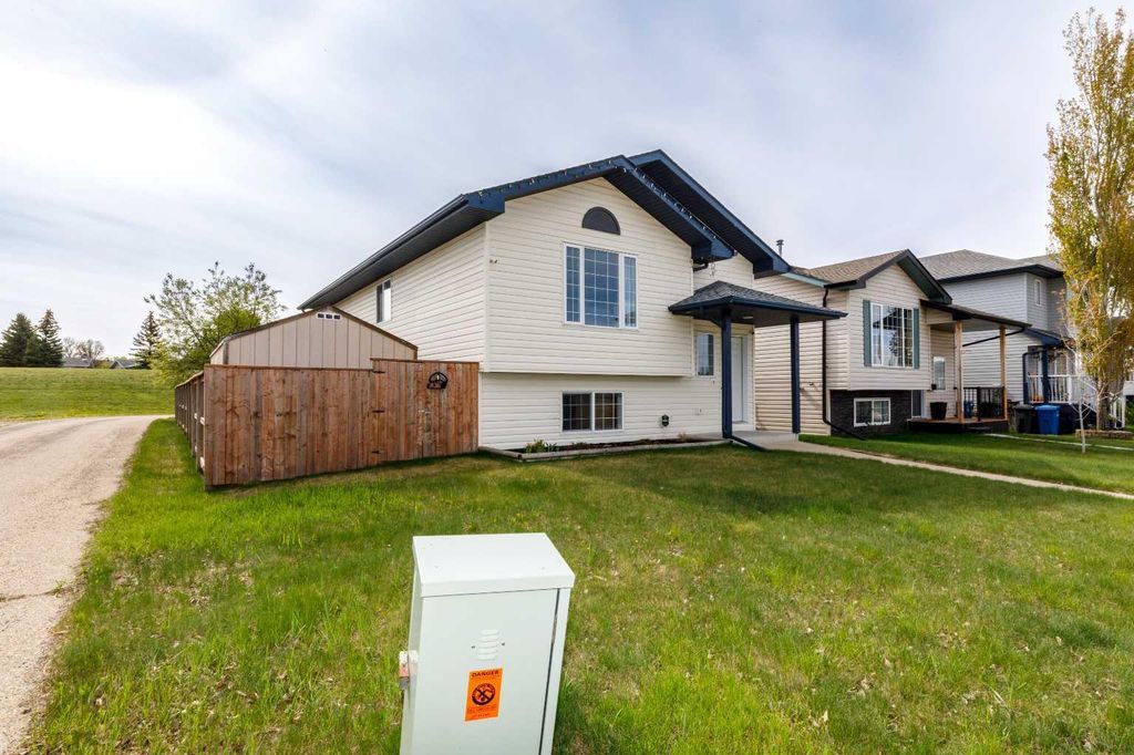 Photo of 4458 54A Avenue, Innisfail, AB T4G 1Y3 (MLS # A2314178)